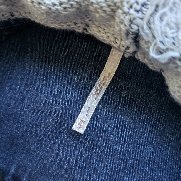 Free People Distressed Denim Jacket Blue Jean Vest Hoodie Women's XS - Picture 5 of 6